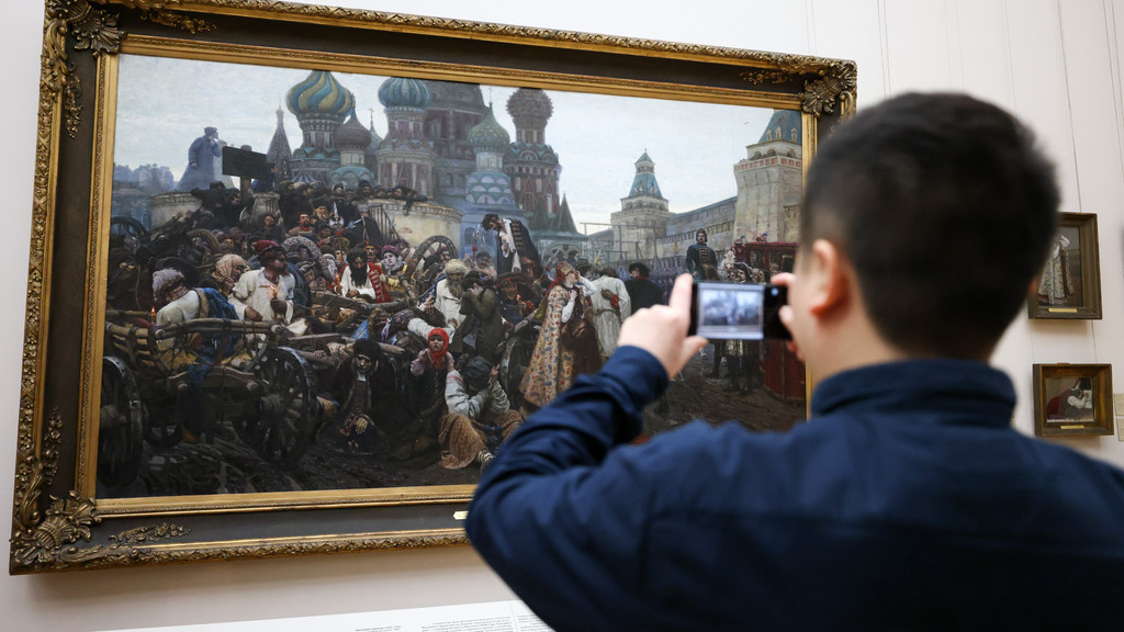 Besucher fotografiert Gemälde "Der Morgen der Strelitzen-Hinrichtung" (1881) von Wassili Surikow, 