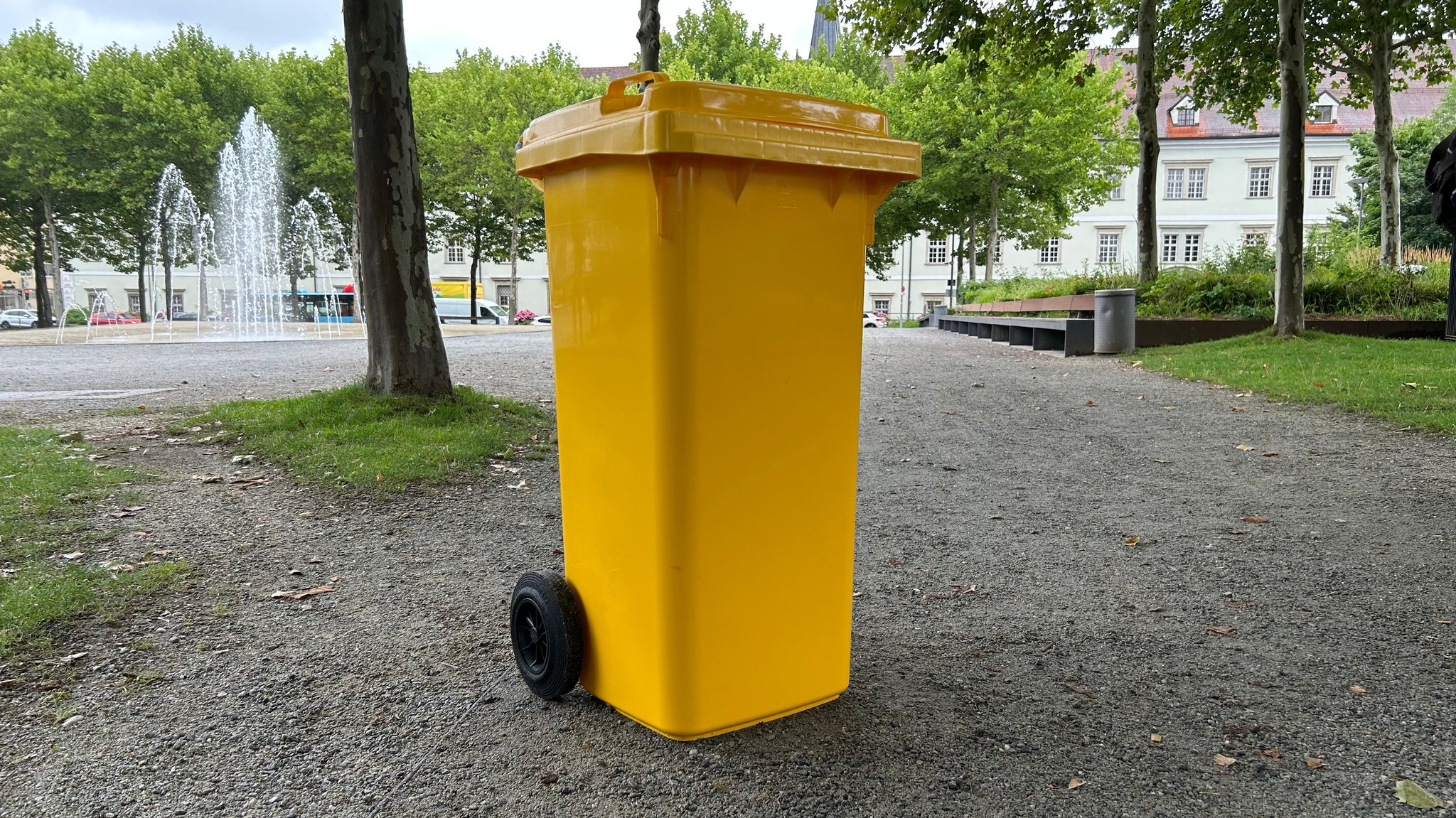 Eine Gelbe Tonne für recyclebaren Wertstoffmüll steht in Passau. | Bild: BR/Katharina Häringer Eine Gelbe Tonne für recyclebaren Wertstoffmüll steht in Passau.
