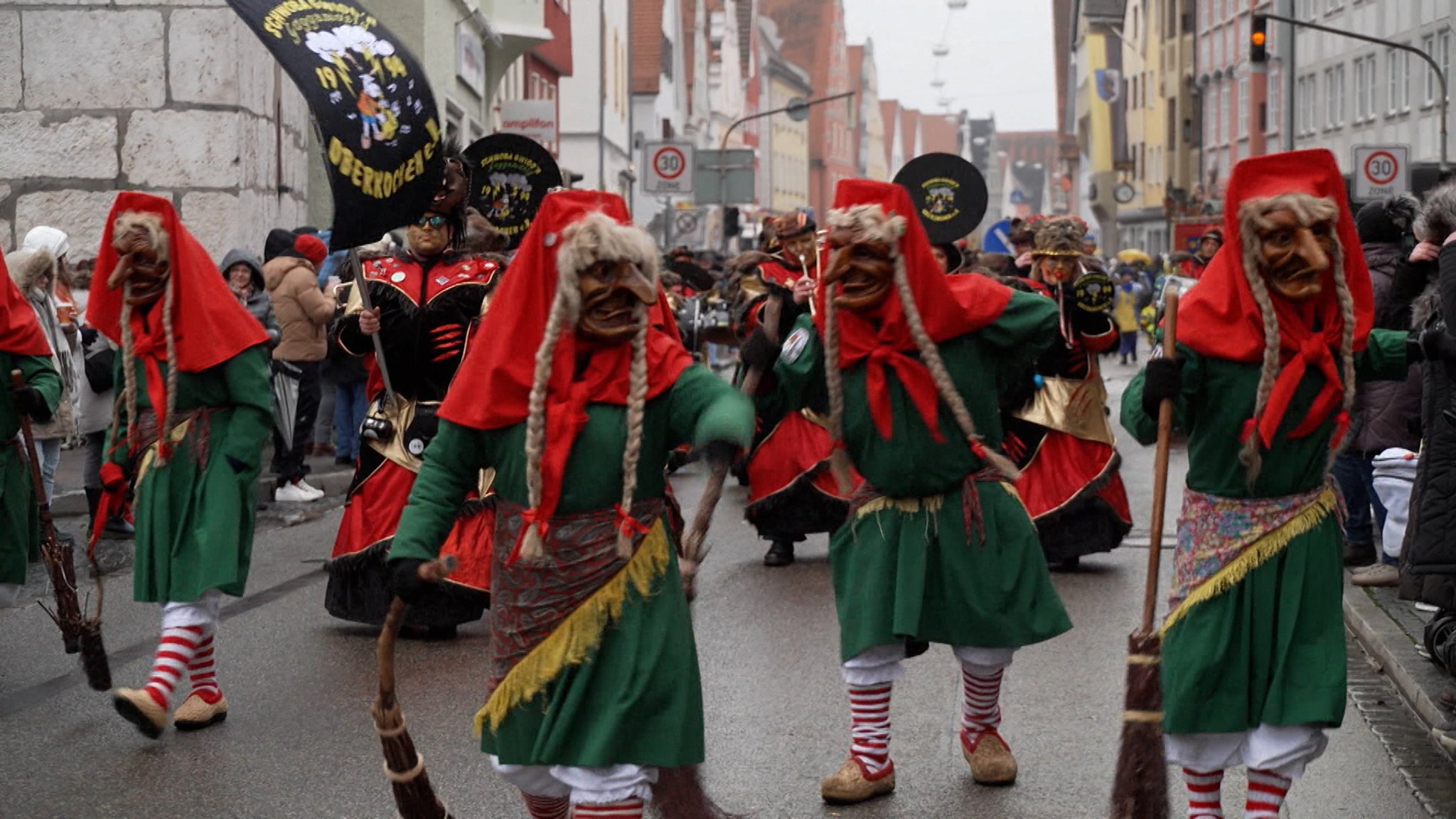 Die Lauinger Hexen eröffnen die schwäbische Fasnacht