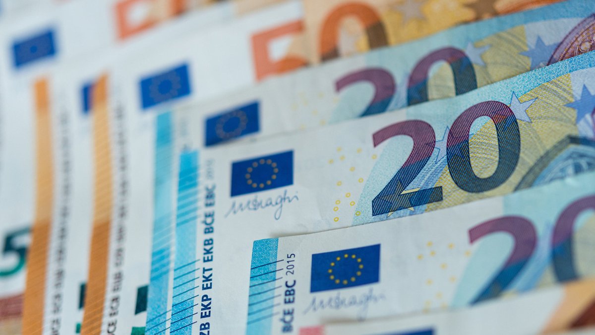 Zahlreiche Banknoten von 10, 20 und 50 Euro liegen sortiert auf einem Tisch