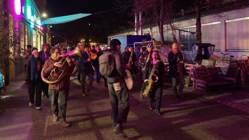 Mieter machen im Kreativquartier Lärm gegen höhere Mieten. | Bild: BR/Hardy Funk Mieter machen im Kreativquartier Lärm gegen höhere Mieten.