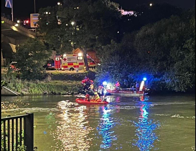 Rettungskräfte suchen nach einem Schwimmer auf dem Main unterhalb der Würzburger Friedensbrücke
