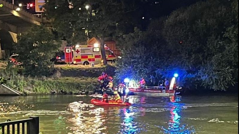 Rettungskräfte suchen nach einem Schwimmer auf dem Main unterhalb der Würzburger Friedensbrücke | Bild: Berufsfeuerwehr Würzburg (Facebook) Rettungskräfte suchen nach einem Schwimmer auf dem Main unterhalb der Würzburger Friedensbrücke