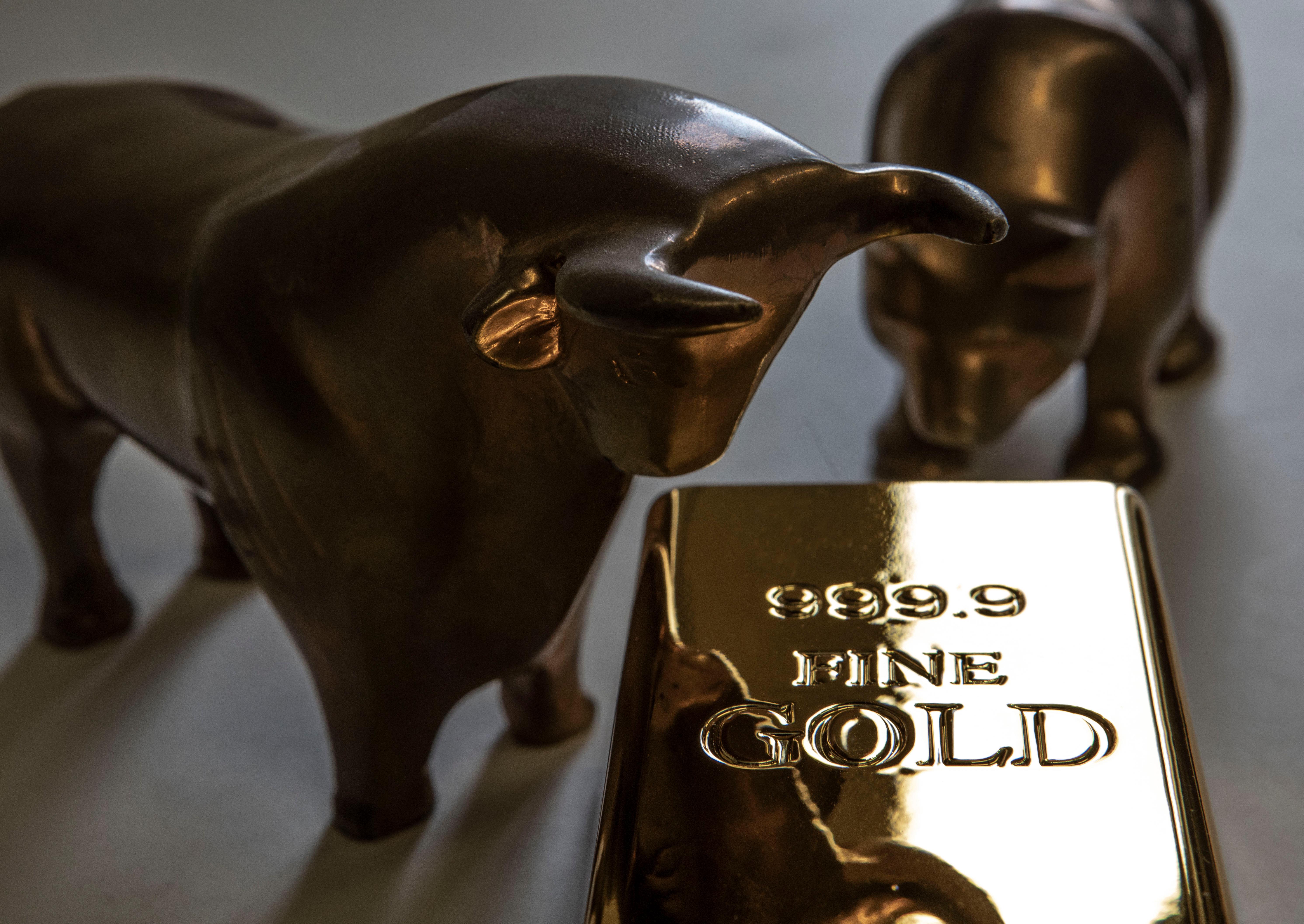 Bulle und Bär vor einem Goldbarren.