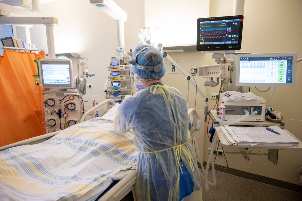In einem Zimmer der Intensivstation wird ein Patient mit einem schweren Covid-19 Krankheitsverlauf behandelt (Symbolbild).