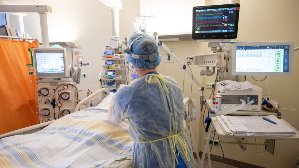 In einem Zimmer der Intensivstation wird ein Patient mit einem schweren Covid-19 Krankheitsverlauf behandelt (Symbolbild).