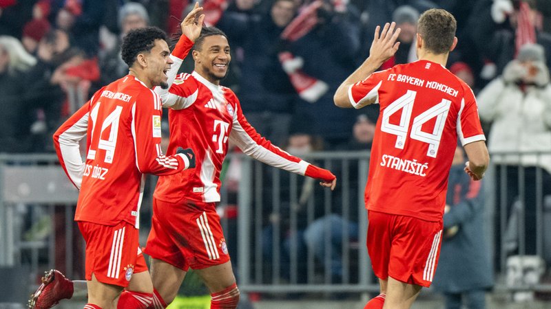 Michael Olise (Mitte) feiert ein Tor für den FC Bayern München gegen den VfL Wolfsburg mit Luis Diaz (links) und Josip Stanisic (rechts). | Bild: picture alliance / kolbert-press | kolbert-press/Ulrich Gamel Michael Olise (Mitte) feiert ein Tor für den FC Bayern München gegen den VfL Wolfsburg mit Luis Diaz (links) und Josip Stanisic (rechts).