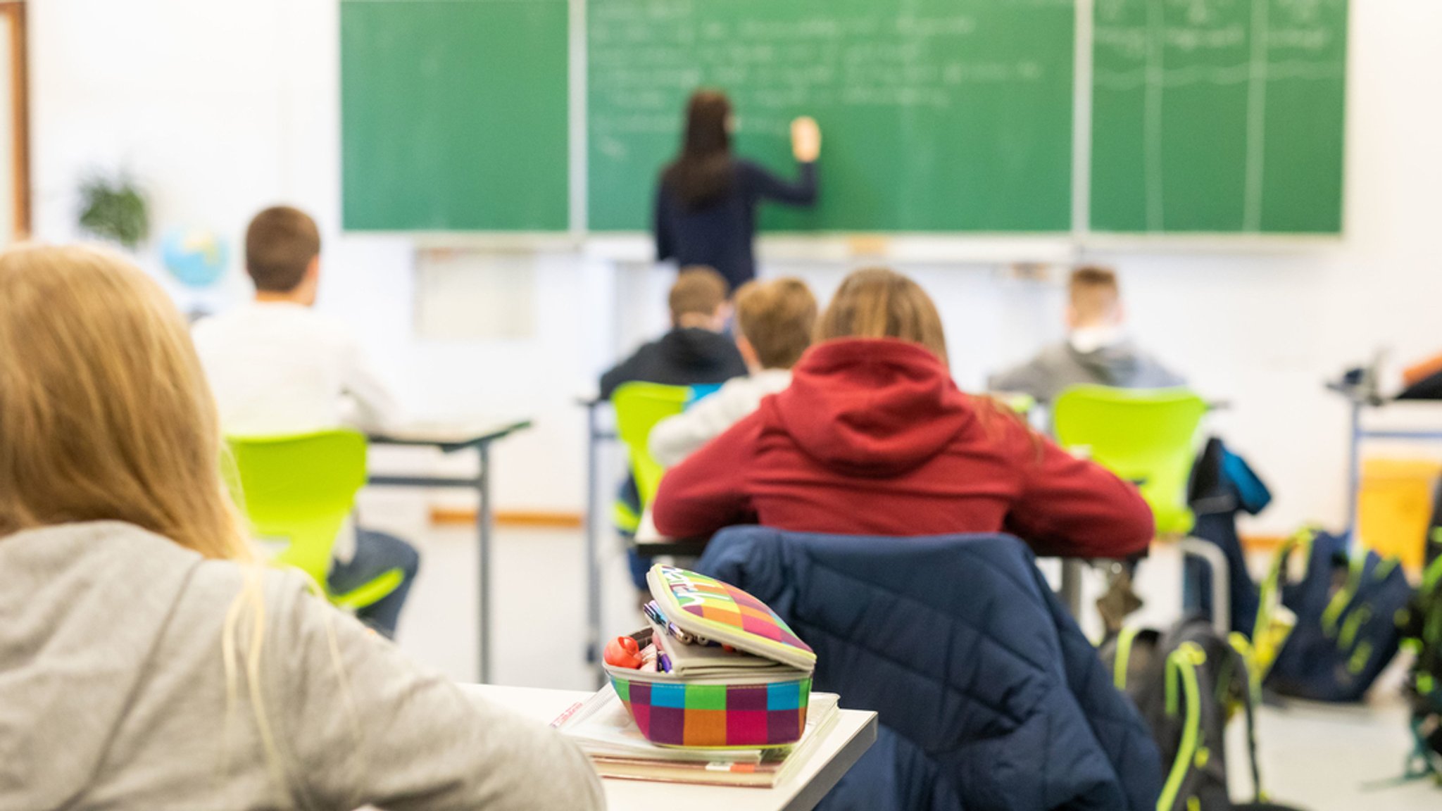 Schüler einer fünften Klasse sitzen während des Unterrichts in ihrem Klassenzimmer.