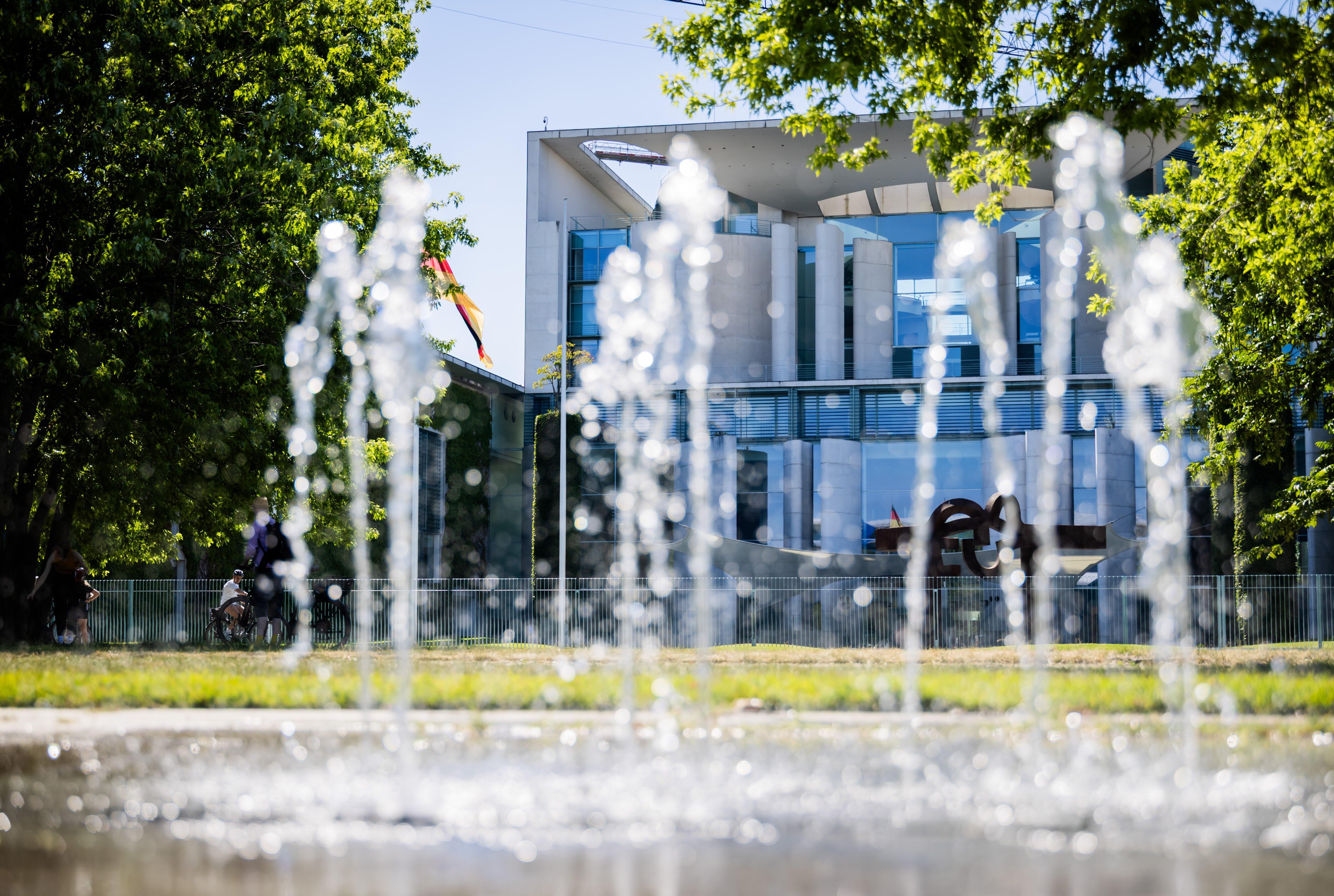 Fontänen plätschern vor dem Bundeskanzleramt. Dort trafen sich die Spitzen von CDU, CSU und SPD zum Koalitionsausschuss. 
