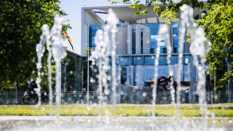 Fontänen plätschern vor dem Bundeskanzleramt. Dort trafen sich die Spitzen von CDU, CSU und SPD zum Koalitionsausschuss. | Bild: picture alliance/dpa | Christoph Soeder Fontänen plätschern vor dem Bundeskanzleramt. Dort trafen sich die Spitzen von CDU, CSU und SPD zum Koalitionsausschuss.