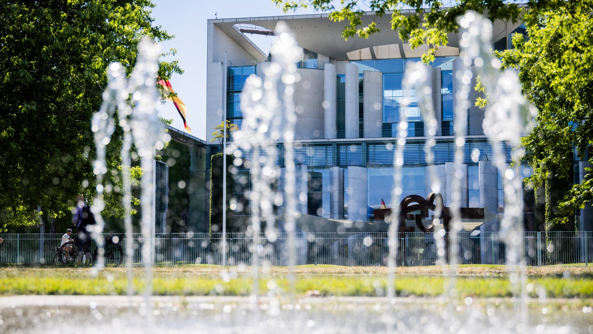 Fontänen plätschern vor dem Bundeskanzleramt. Dort trafen sich die Spitzen von CDU, CSU und SPD zum Koalitionsausschuss. 