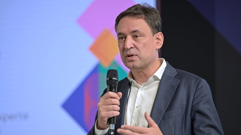 Der bayerische Justizminister hält eine Rede mit Mikrophon in der Hand. | Bild: picture alliance/dpa, Malin Wunderlich Der bayerische Justizminister hält eine Rede mit Mikrophon in der Hand.