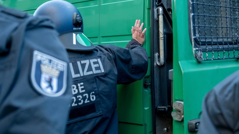 Beamte der Berliner Polizei an einem Polizeibus. | Bild: pa/Middle East Images | Mouafak Mahmalji Beamte der Berliner Polizei an einem Polizeibus.
