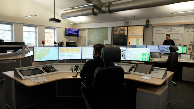 Die Zentrale der Leitstelle Oberland mit großen Bildschirmarbeitsplätzen | Bild: BR / Selina Oberpriller Die Zentrale der Leitstelle Oberland mit großen Bildschirmarbeitsplätzen