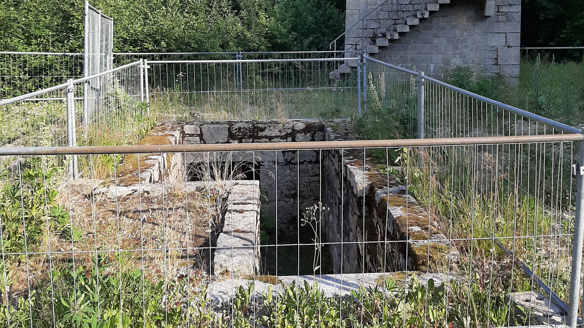 Durch diesen Schacht wurden die Leichen der Häftlinge ins Krematorium verbracht.