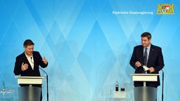 Wirtschaftsminister Robert Habeck und Ministerpräsident Markus Söder haben in München über den Windkraftausbau in Bayern gesprochen. | Bild:CHRISTOF STACHE / AFP