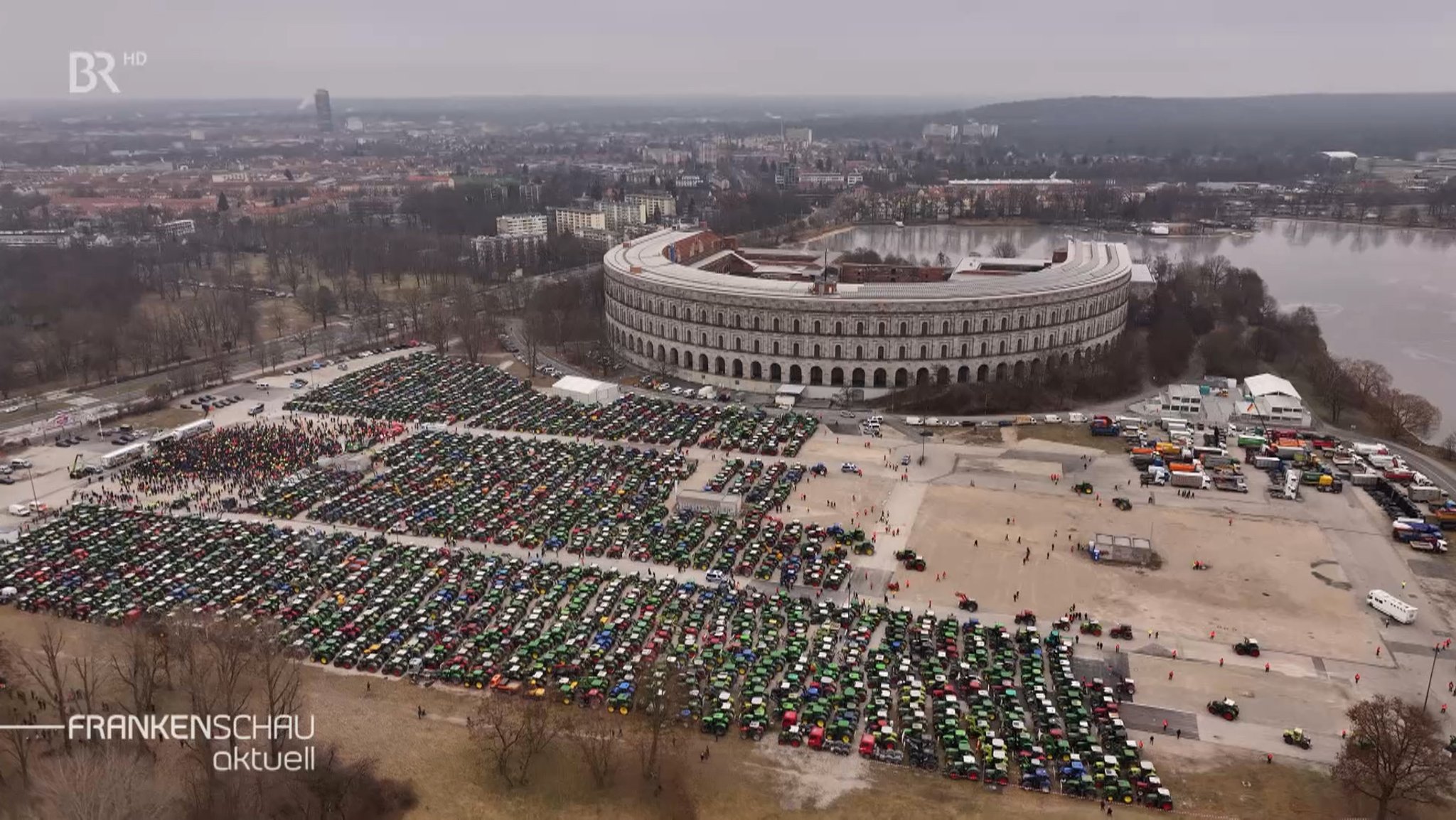 Der Abschluss der Protestwoche mit mehreren tausend Landwirten am Nürnberger Volksfestplatz.