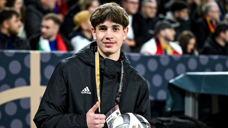 Noel Urbaniak erlebte bei seinem Debüt als Balljunge einen besonderen Abend. | Bild: picture-alliance / dpa Noel Urbaniak erlebte bei seinem Debüt als Balljunge einen besonderen Abend.