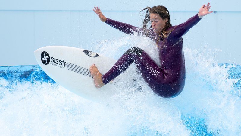 Camilla Kemp in der Surftown | Bild: picture-alliance/dpa Camilla Kemp in der Surftown