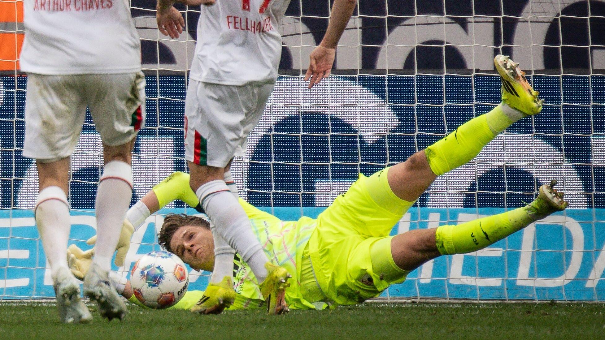 Finn Dahmen pariert einen Schuss