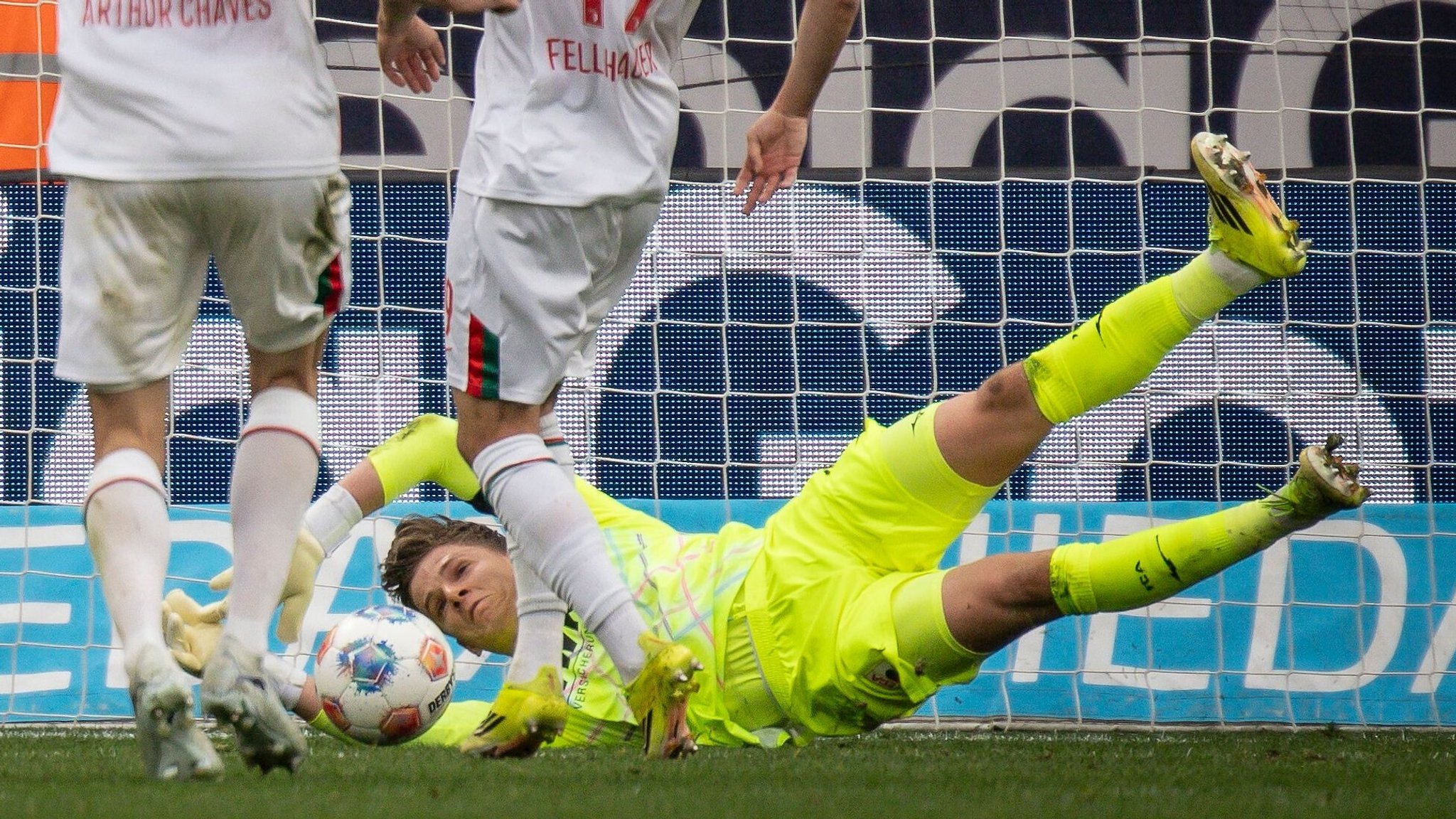 Finn Dahmen pariert einen Schuss