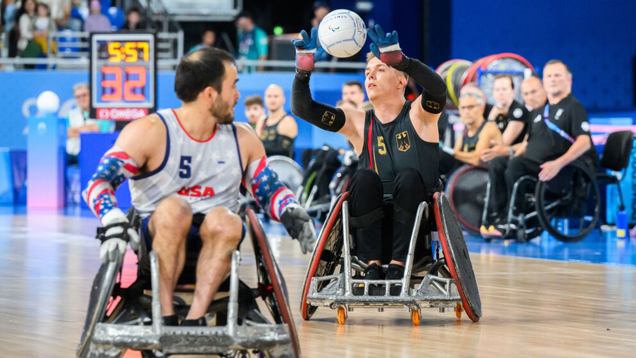 31.08.2024, Frankreich, Paris: Paralympics, Paris 2024, Rollstuhlrugby, Arena Champ de Mars, Gruppe A, Vorrunde, Deutschland - USA, Josco Wilke (r) aus Deutschland spielt den Ball neben Chuck Aoki aus den USA. Foto: Julian Stratenschulte/dpa +++ dpa-Bildfunk +++