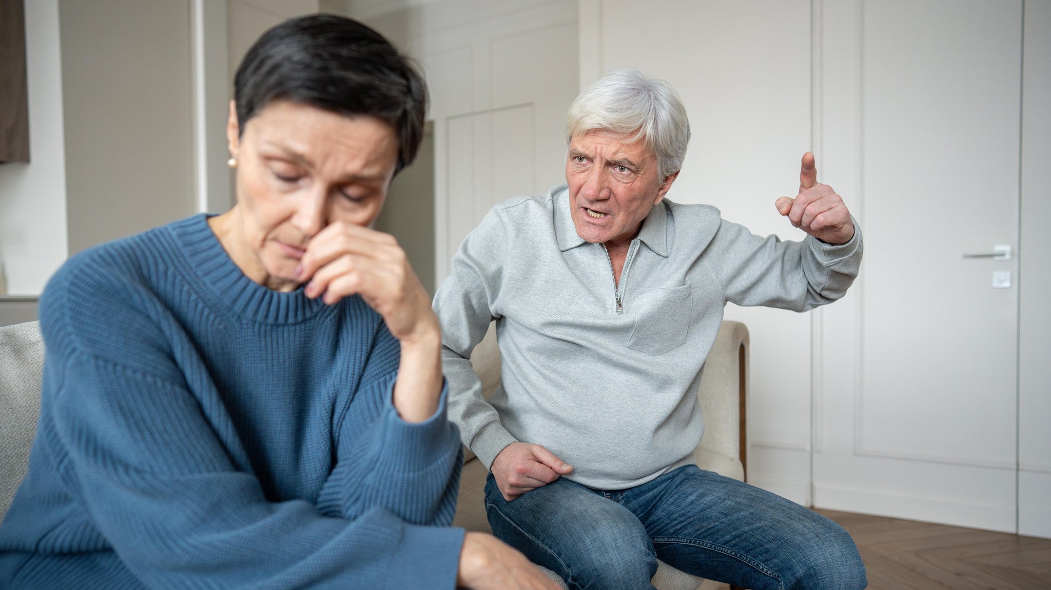 Symbolbild Narzissmus: Mann redet belehrend auf eine traurige Frau ein