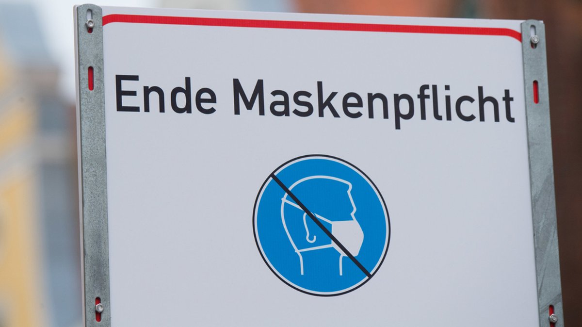 "Ende Maskenpflicht" steht auf einem Schild.