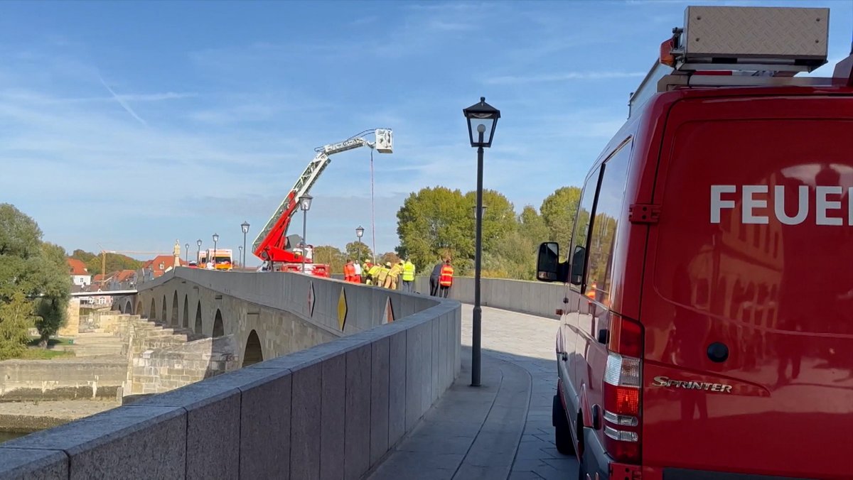 Feuerwehr und Rettungskräfte bargen den Verletzten unterhalb der Steinernen Brücke in Regensburg.