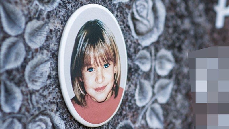 Grabstein mit dem Foto eines Mädchens.