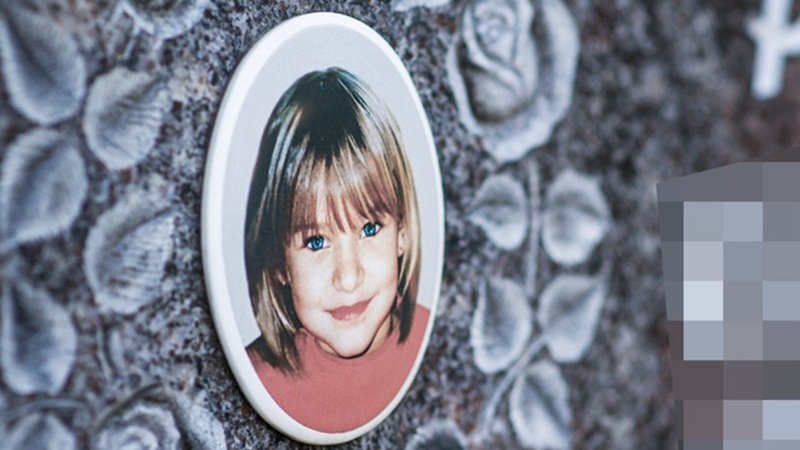 Grabstein mit dem Foto eines Mädchens.
