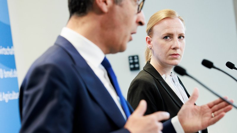 (Archivbild) Cem Özdemir (Bündnis 90/Die Grünen) und Ariane Kari, erste Tierschutzbeauftragte der Bundesregierung (Archiv) | Bild: picture-alliance/dpa|Carsten Koall (Archivbild) Cem Özdemir (Bündnis 90/Die Grünen) und Ariane Kari, erste Tierschutzbeauftragte der Bundesregierung (Archiv)
