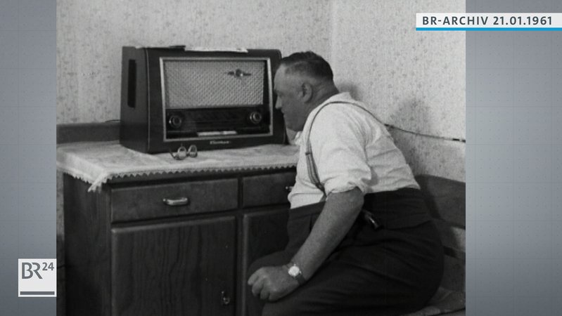 Mann neben dem Radio sitzend