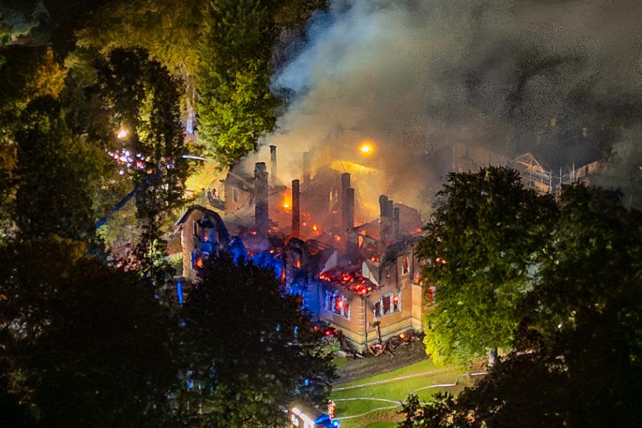 Das frühere Thurn- und Taxis-Jagdschloss Thiergarten (Kreis Regensburg) ist in der Nacht zum Montag abgebrannt.