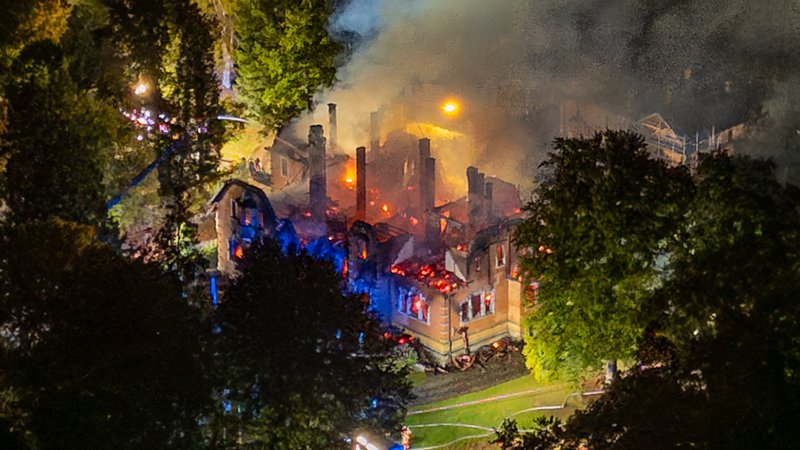 Das frühere Thurn- und Taxis-Jagdschloss Thiergarten (Kreis Regensburg) ist in der Nacht zum Montag abgebrannt. | Bild: News5 / Haubner Das frühere Thurn- und Taxis-Jagdschloss Thiergarten (Kreis Regensburg) ist in der Nacht zum Montag abgebrannt.