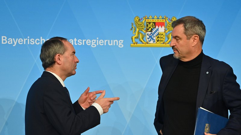 Ministerpräsident Markus Söder mit Wirtschaftsminister Aiwanger | Bild: picture alliance / SvenSimon | Frank Hoermann/SVEN SIMON Ministerpräsident Markus Söder mit Wirtschaftsminister Aiwanger
