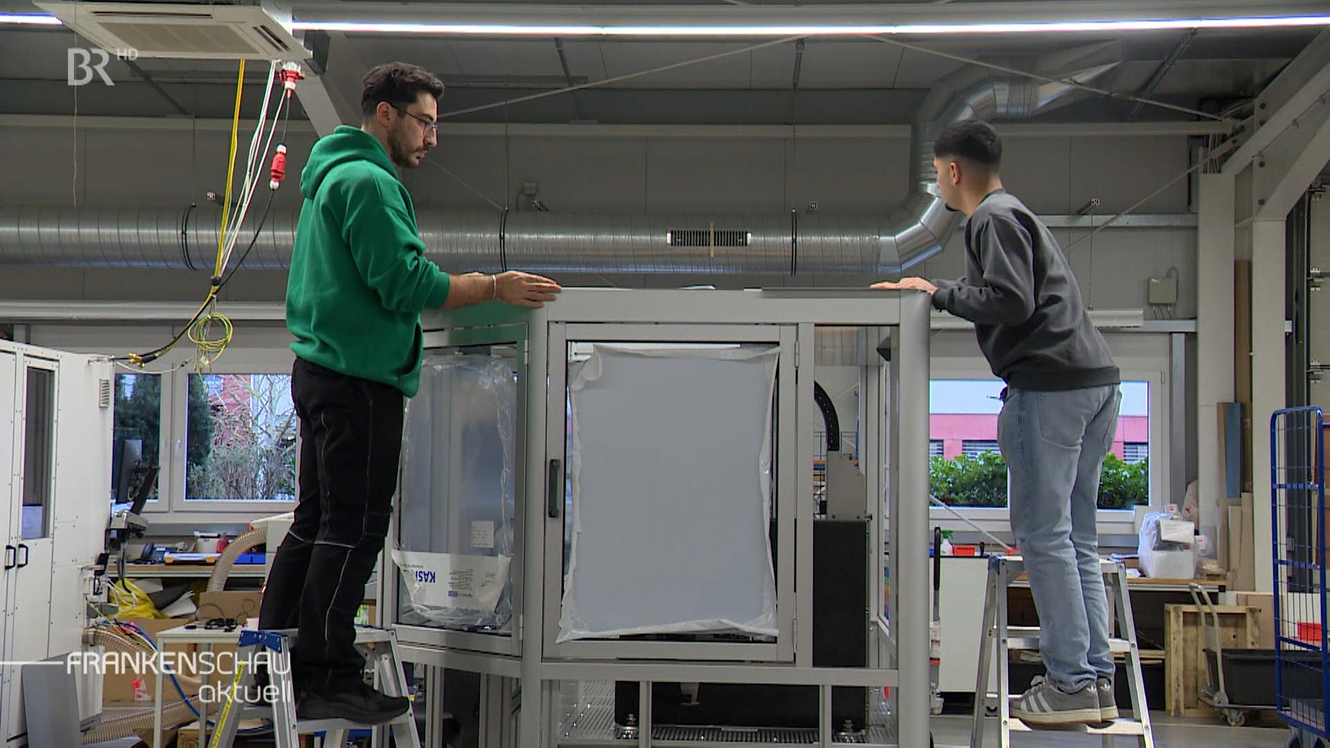 Zwei Syrer bei der Arbeit.