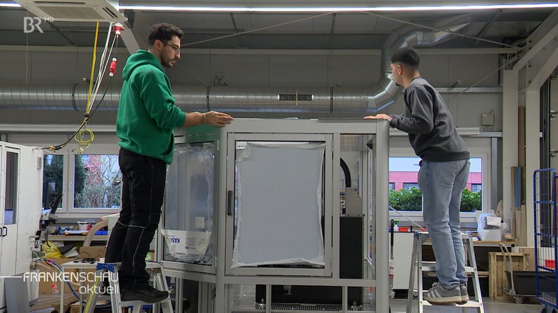 Zwei Syrer bei der Arbeit. | Bild: BR Zwei Syrer bei der Arbeit.