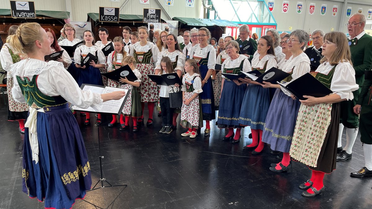 Ein Chor in Tracht singt sudetendeutsche Heimatlieder