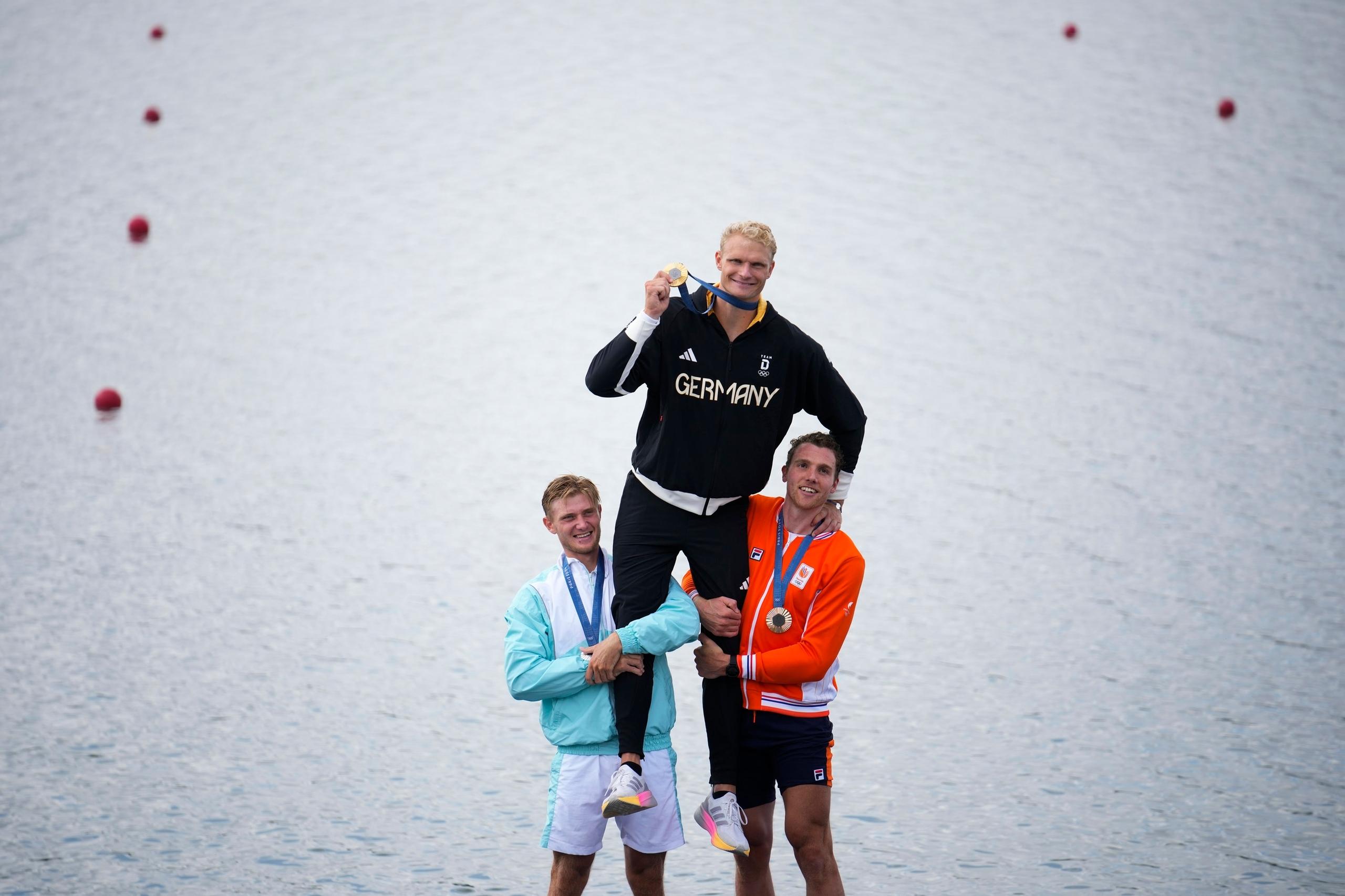 Oliver Zeidler jubelt auf dem Podium mit seiner Goldmedaille