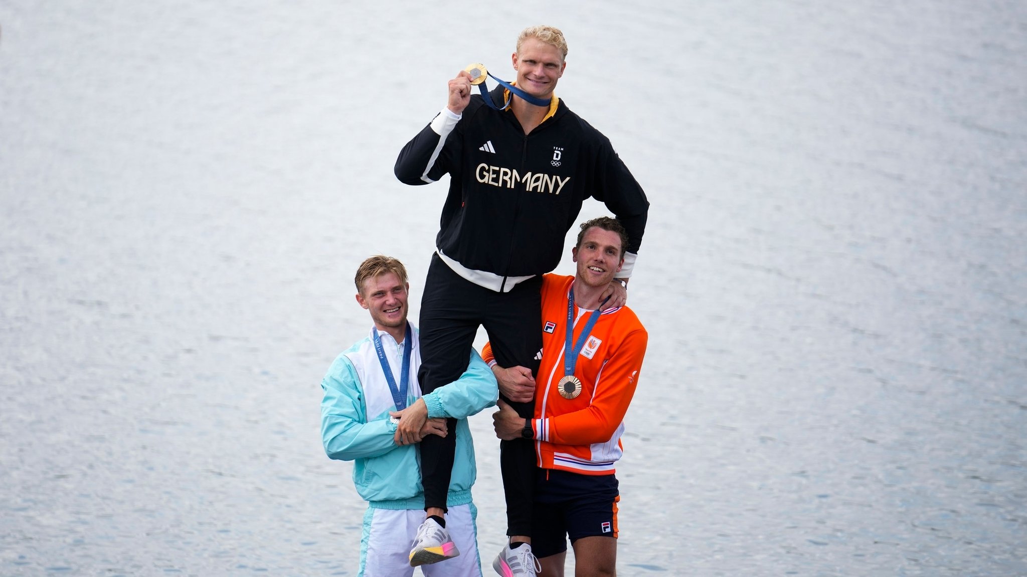 Oliver Zeidler jubelt auf dem Podium mit seiner Goldmedaille