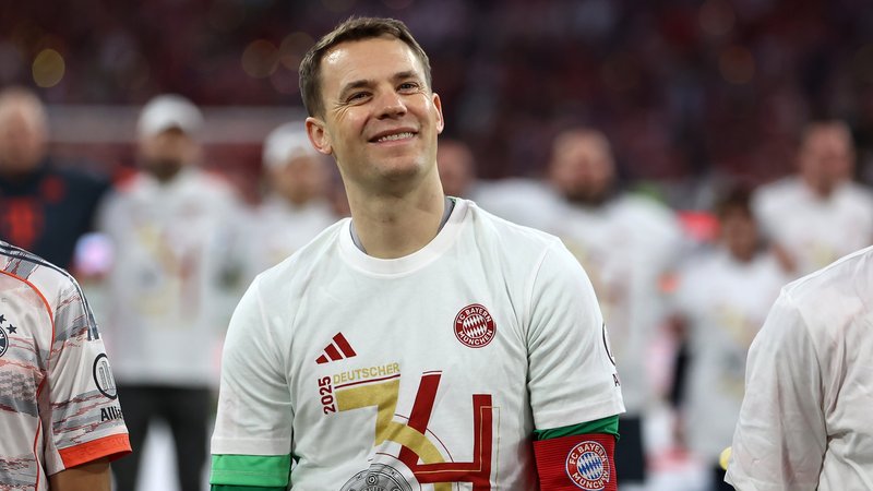 Manuel Neuer bei der Meisterfeier | Bild: picture-alliance/dpa Manuel Neuer bei der Meisterfeier