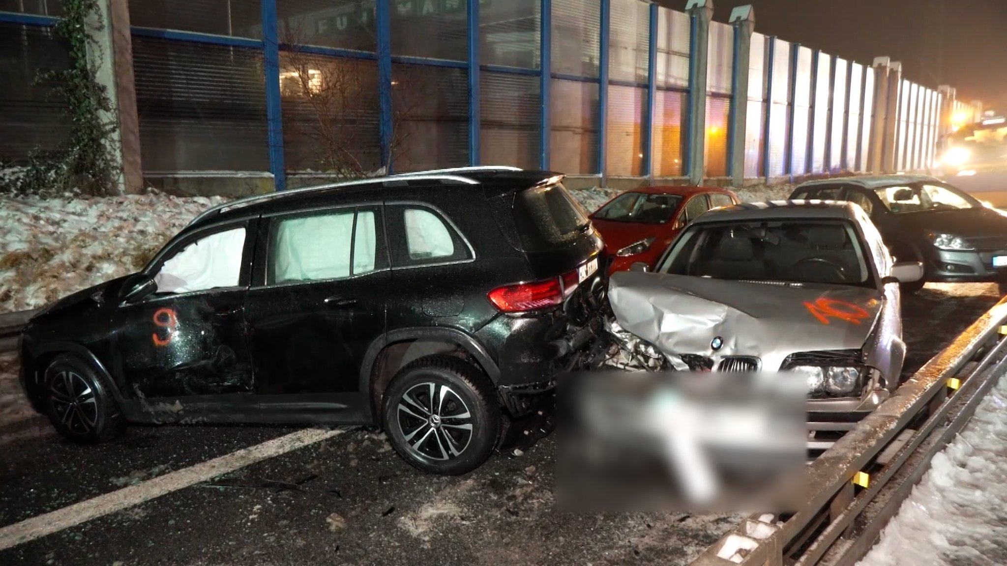 Bei einer Massenkarambolage auf der B173 sind am Montag in Oberfranken 13 Menschen verletzt worden. 17 Fahrzeuge waren beteiligt. | Bild: BR Bei einer Massenkarambolage auf der B173 sind am Montag in Oberfranken 13 Menschen verletzt worden. 17 Fahrzeuge waren beteiligt.