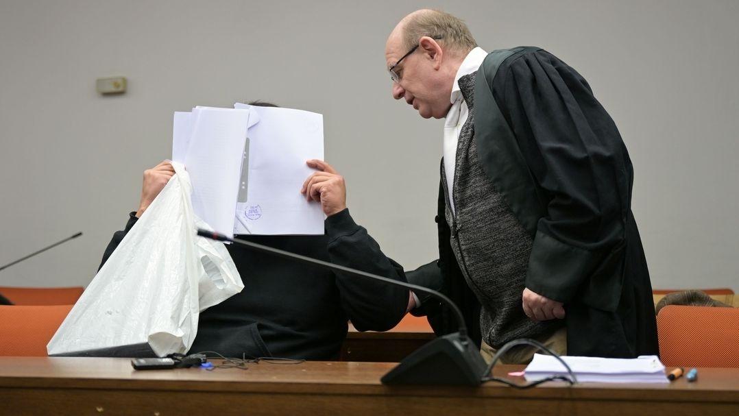 Archivbild vom Prozessauftakt am 02.02.2026: Der Angeklagte im Prozess wegen versuchten Mordes und Vergewaltigung sitzt neben seinem Anwalt Bernhard Welke (r). 