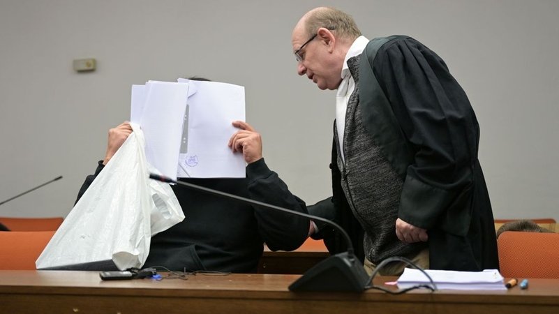 Archivbild vom Prozessauftakt am 02.02.2026: Der Angeklagte im Prozess wegen versuchten Mordes und Vergewaltigung sitzt neben seinem Anwalt Bernhard Welke (r). | Bild: dpa-Bildfunk/Malin Wunderlich Archivbild vom Prozessauftakt am 02.02.2026: Der Angeklagte im Prozess wegen versuchten Mordes und Vergewaltigung sitzt neben seinem Anwalt Bernhard Welke (r).