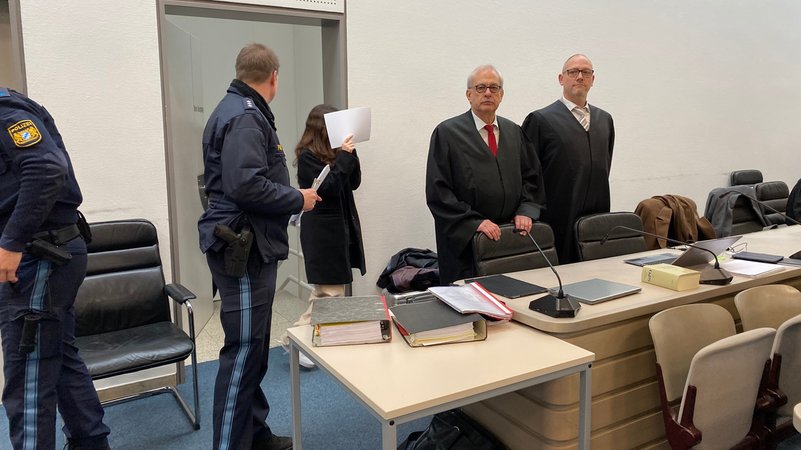 Die Verteidigung der Angeklagten Scharban K. hat heute (19.11.24) einen Antrag auf Aussetzung des Verfahrens gestellt. | Bild: BR / Daniela Olivares Die Verteidigung der Angeklagten Scharban K. hat heute (19.11.24) einen Antrag auf Aussetzung des Verfahrens gestellt.