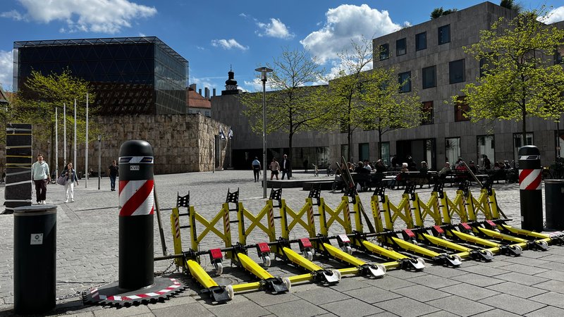 Absperrungen, Kameraüberwachung, Polizeipräsenz: Der Jakobsplatz in München am 23. April 2025. | Bild: BR / Sandra Demmelhuber Absperrungen, Kameraüberwachung, Polizeipräsenz: Der Jakobsplatz in München am 23. April 2025.
