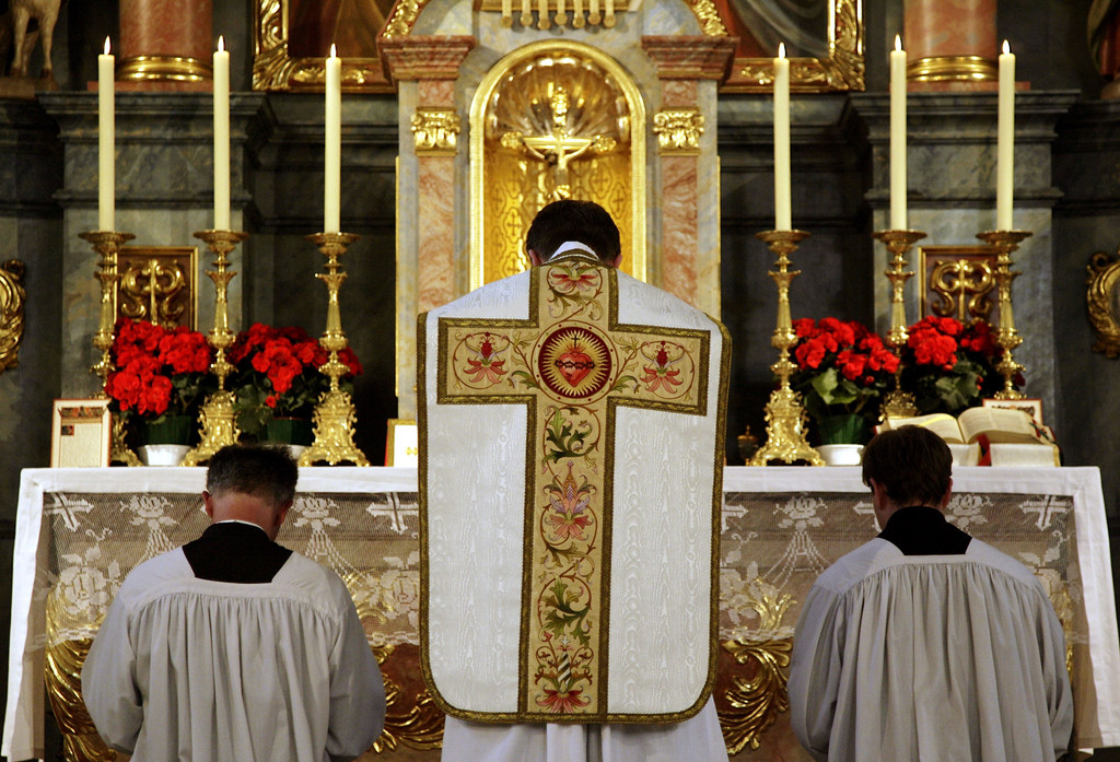 Ein Priester feiert die Alte Messe: auf Latein und mit dem Rücken zu den Kirchenbesuchern.