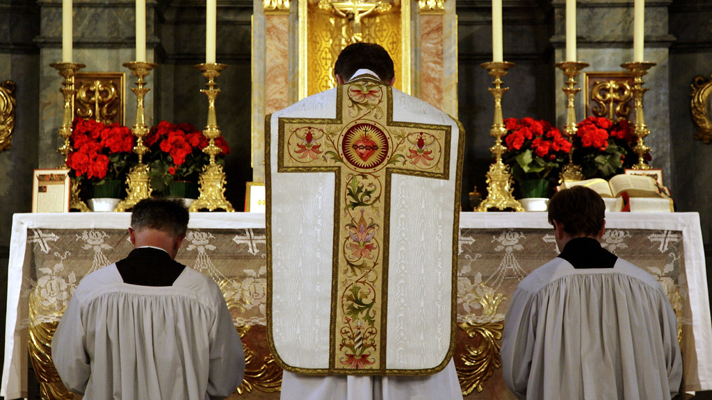 Ein Priester feiert die Alte Messe: auf Latein und mit dem Rücken zu den Kirchenbesuchern.