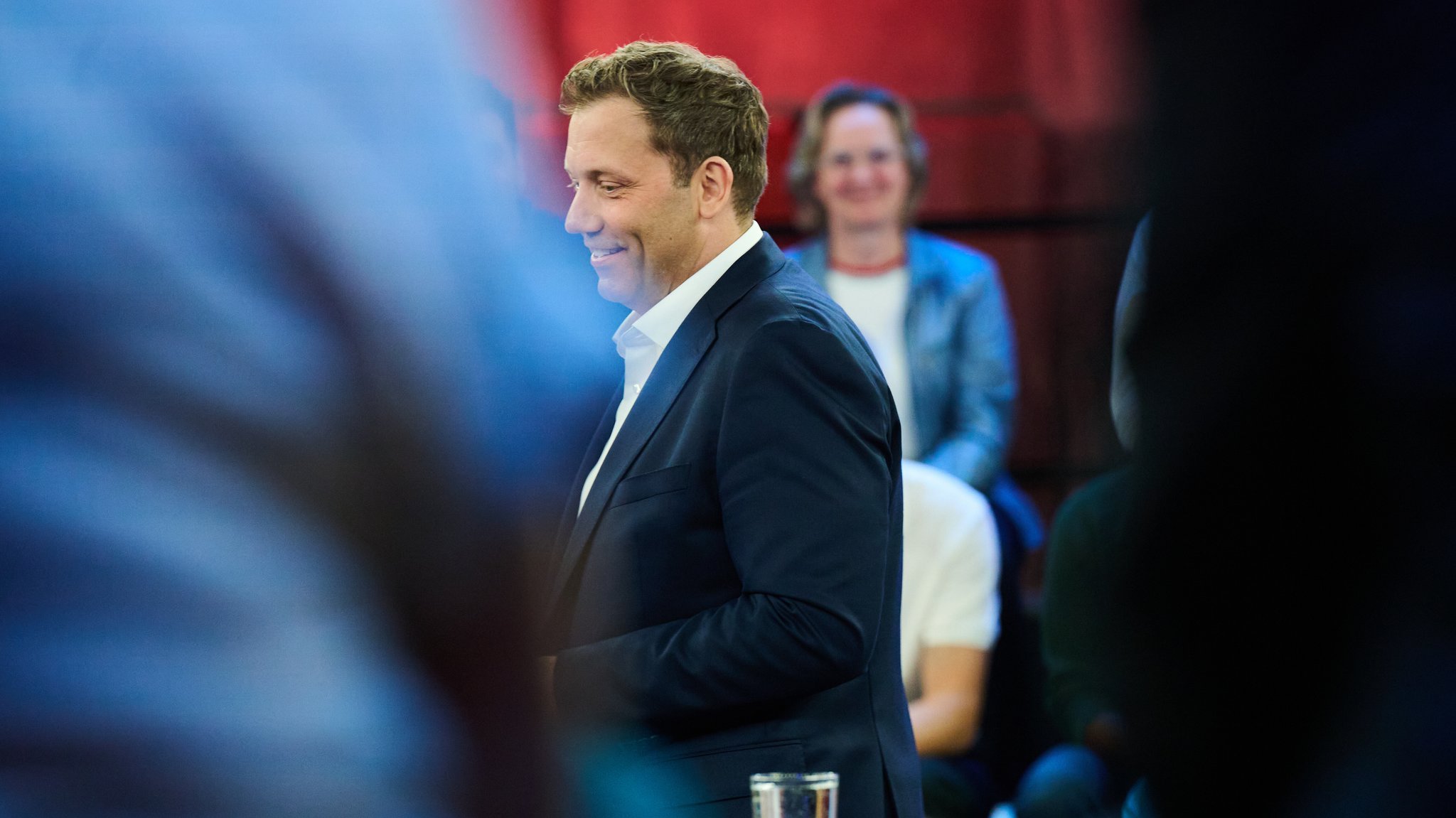 Lars Klingbeil ( SPD), Bundesminister der Finanzen und Vizekanzler steht zu Beginn der Live-Sendung in der ARD-Arena. | Bild: picture alliance/dpa | Annette Riedl Lars Klingbeil ( SPD), Bundesminister der Finanzen und Vizekanzler steht zu Beginn der Live-Sendung in der ARD-Arena.